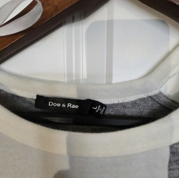 NWT Doe & Rae open shoulder light sweater - Picture 2 of 4